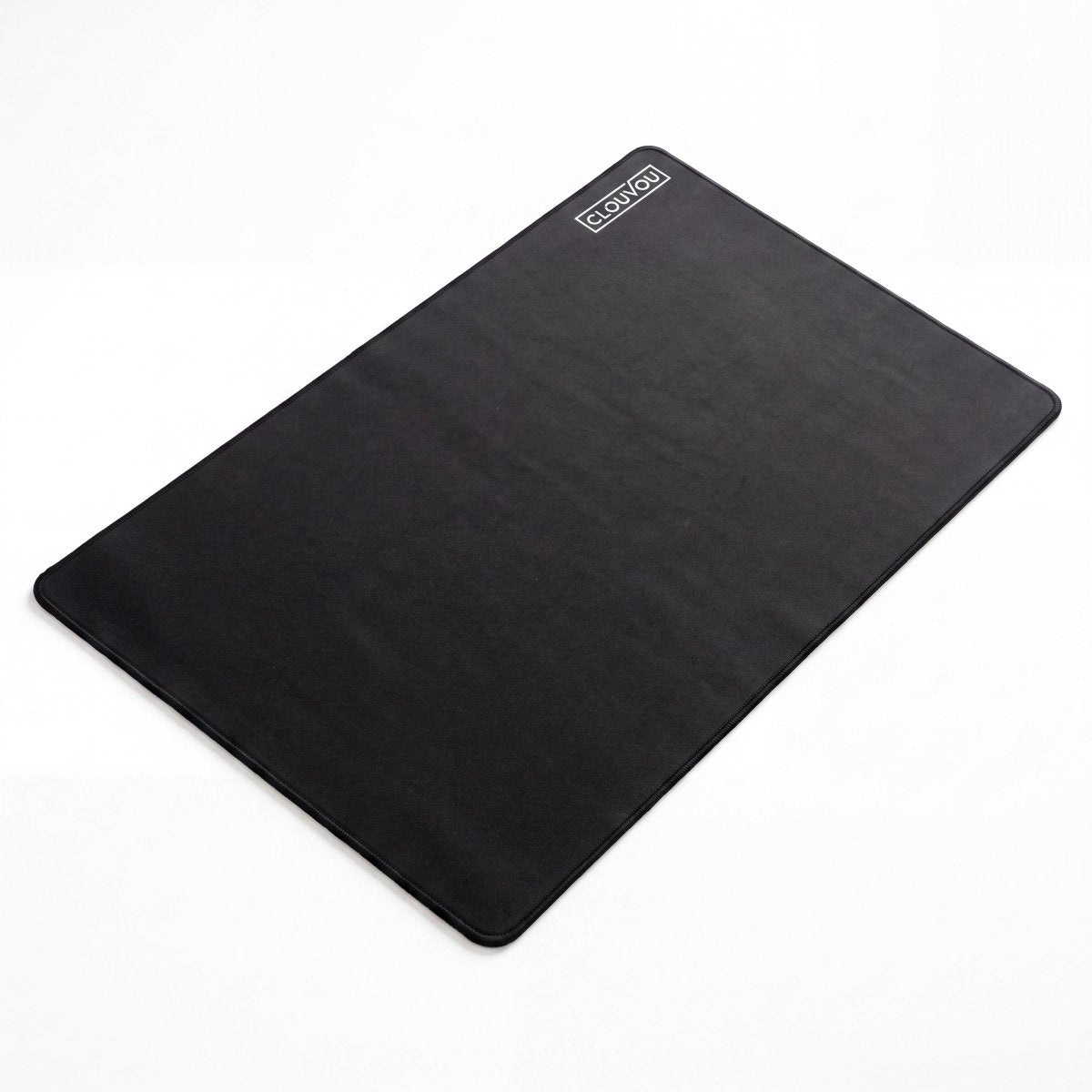 CLOUVOU DeskPad Schreibtischunterlage 50 × 80 cm in Schwarz auf einem Schreibtisch